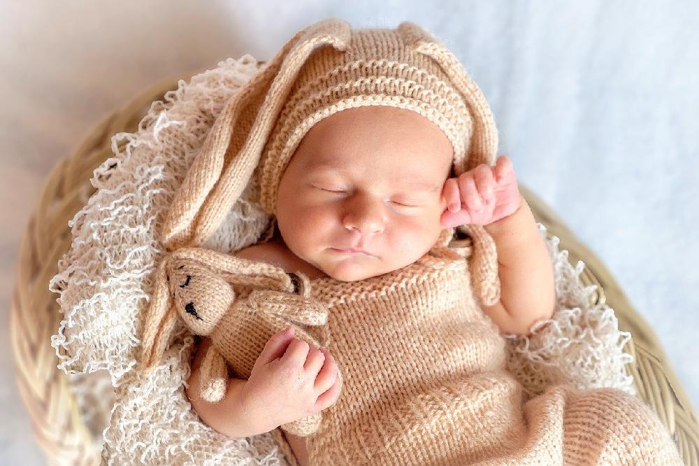 Kokon niemowlęcy – przydatne akcesorium dla każdego noworodka i jego rodziców